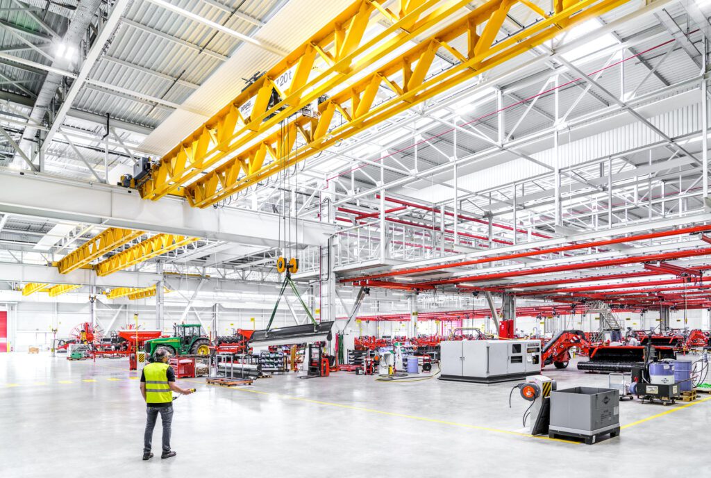 Kran und Kranführer in einer modernen Produktionshalle Foto: Erik Krueger.