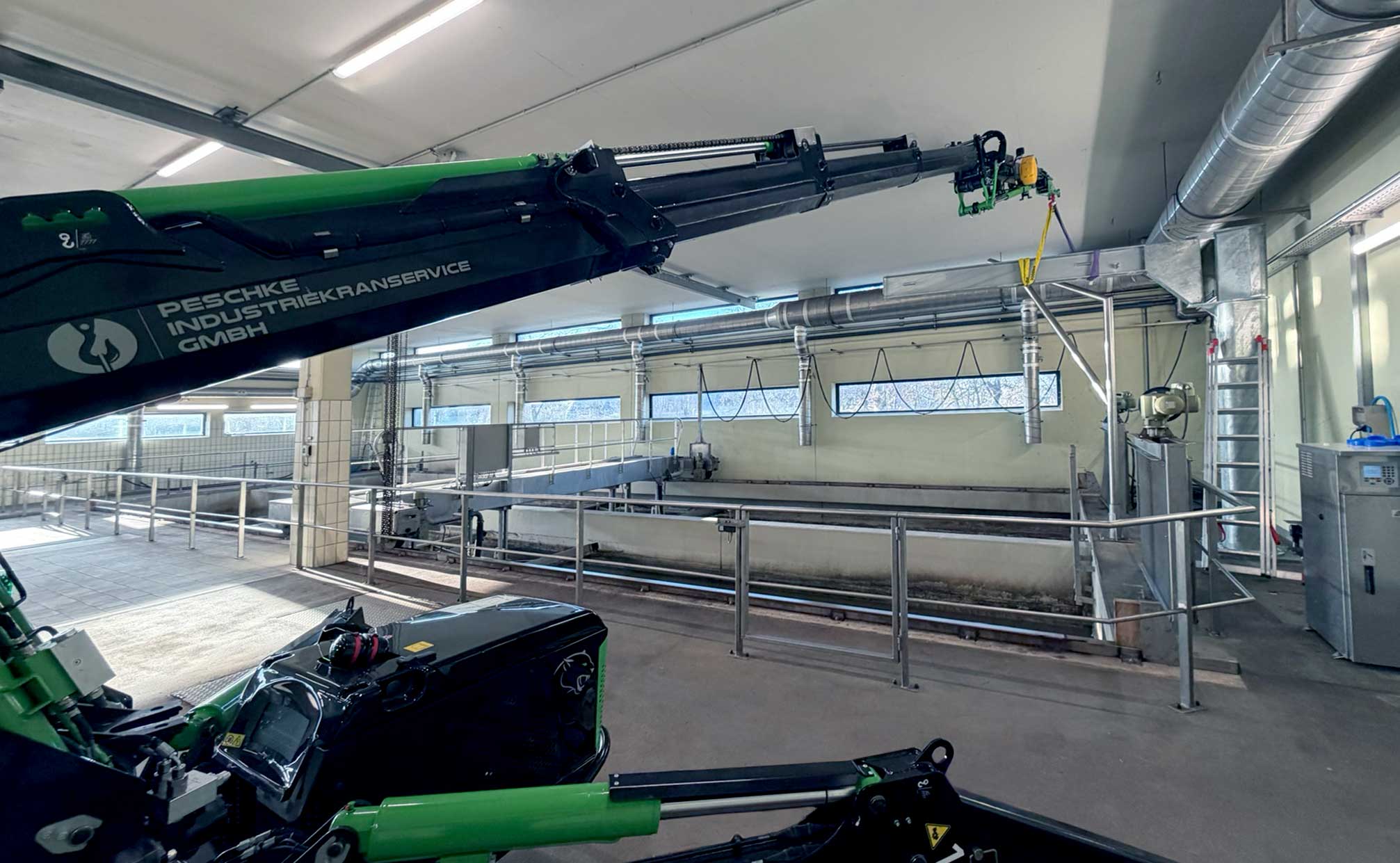 Elektrischer Raupenkran im Einsatz bei der Montage in engen Industrieanlagen