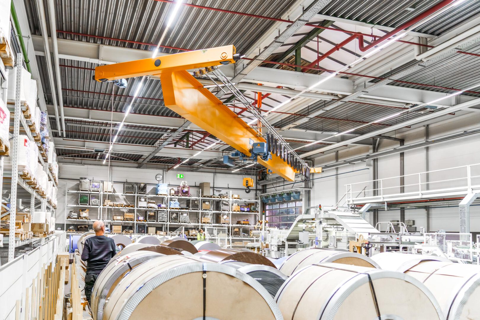 Ein Kran wird in einer bestehenden Halle Montiert